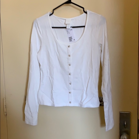 White textured button top - Picture 1 of 3